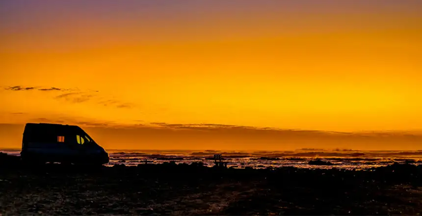 Campervan im Sonnenuntergang an der Küste in Südafrika