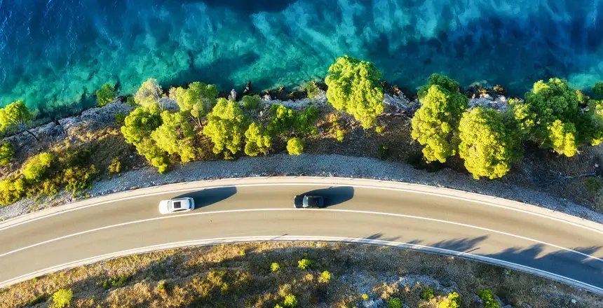 Autos auf Küstenstraße