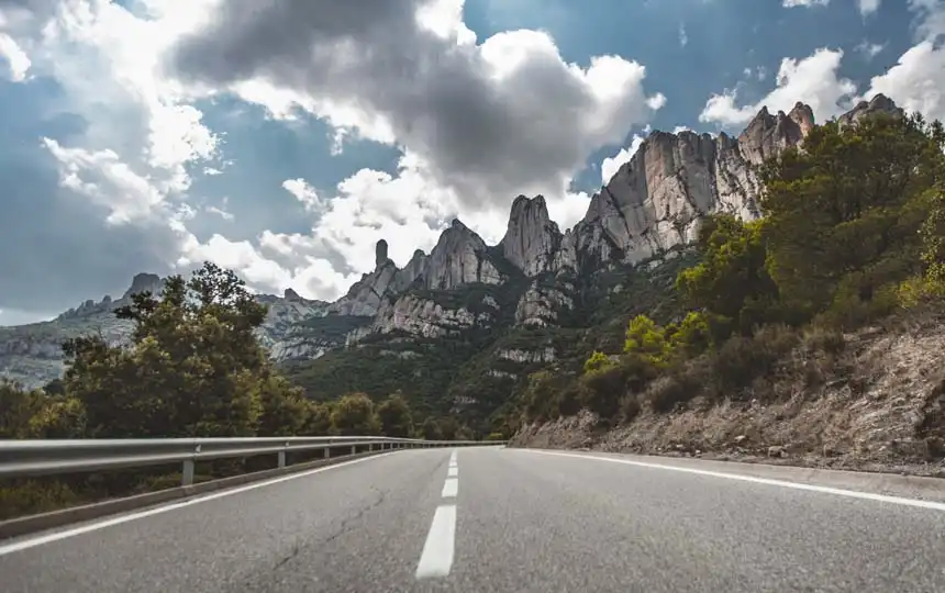 Stra&szlig;e durch Montserrat in Spanien