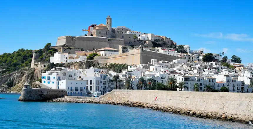 546e25b1df37-ibiza-spanien-balearen-ibiza-stadt-eivissa-altstadt-dalt-vila Blick auf die Altstadt von Eivissa, Ibiza