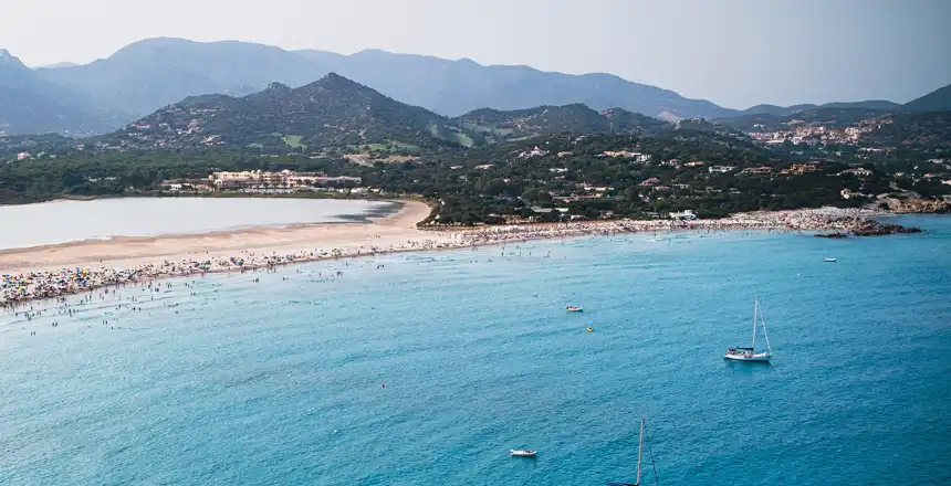 sardinien-italien Blick auf Strand und Insel Sardinien