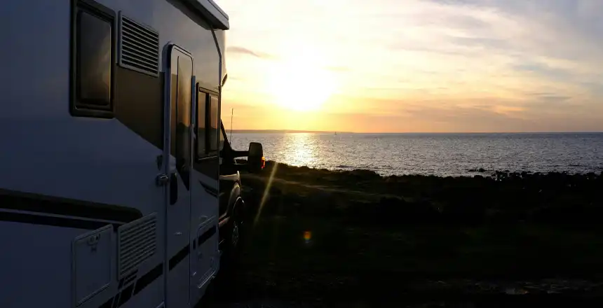 Wohnmobil im Sonnenuntergang an der K&uuml;ste von Cap L&eacute;vi, Frankreich
