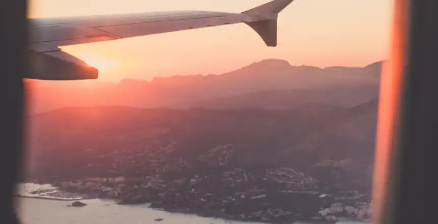 blick auf mallorca aus dem flugzeugfenster