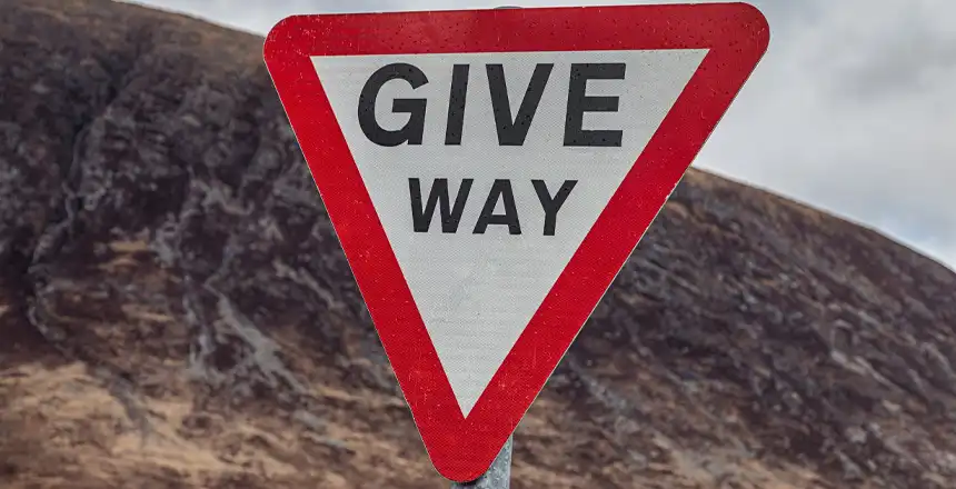 schottland-strassenschild-give-way Verkehrsschild in Schottland Give Way