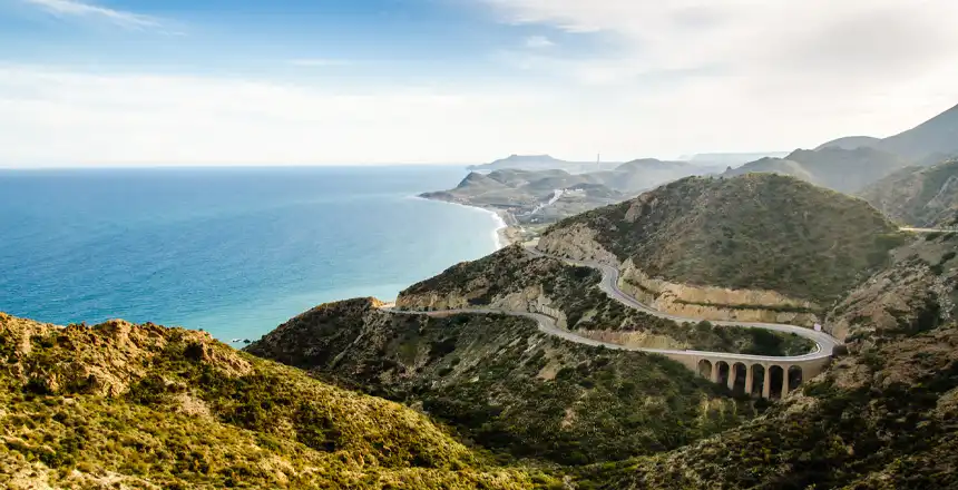 Serpentinenstraßen an der Küste von Mojacar, Andalusien