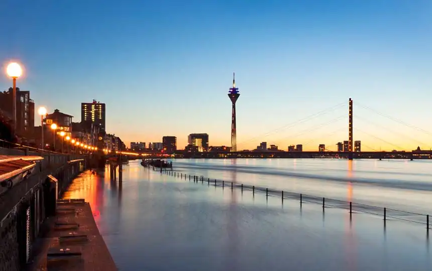 duesseldorf-rheinufer-abend Rheinufer in Düsseldorf am Abend