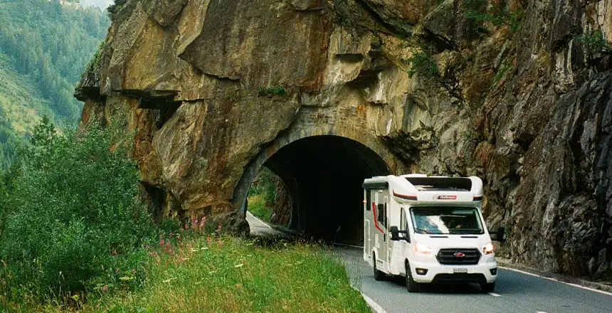 wohnmobil-furkapass-obergorms-schweiz Wohnmobil vor kleinem Straßentunnel am Furkapass in Obergorms, Schweiz