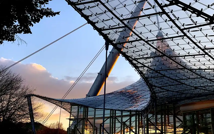 Zeltdachkonstruktion des M&uuml;nchner Olympiaparks im Abendlicht