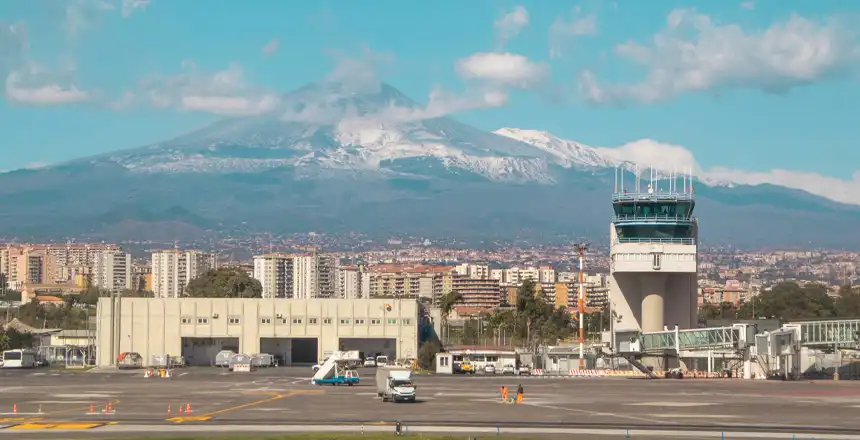 flughafen-catania-sizilien-italien Flughafen von Catania auf Sizilien mit Ätna im Hintergrund
