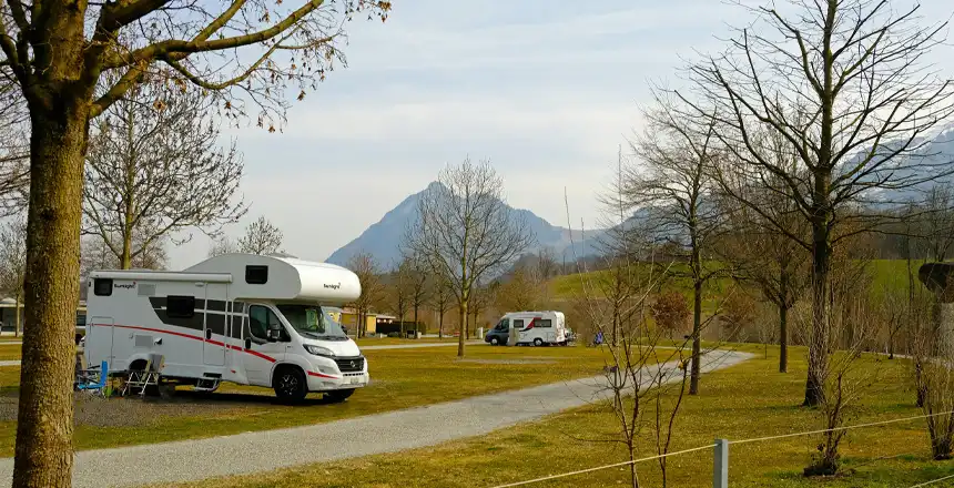 wohnmobil-auf-campingplatz-schweiz Wohnmobil auf Schweizer Campingplatz