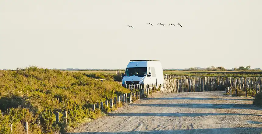 Wei&szlig;er Campervan in der Camargue in Frankreich