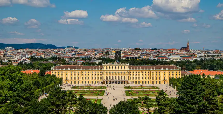 Panorama von Wien mit Schloss Sch&ouml;nbrunn