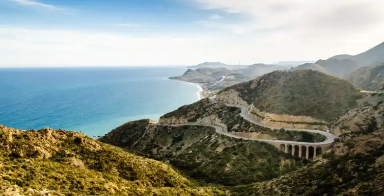Serpentinenstraßen an der Küste von Mojacar, Andalusien