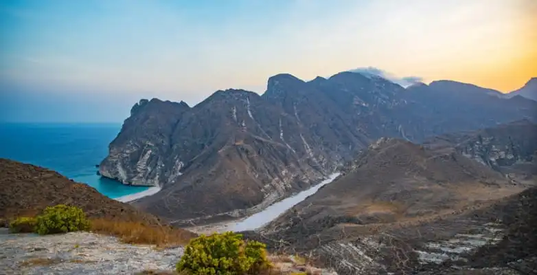 Panoramablick auf Berge und Küste im Oman