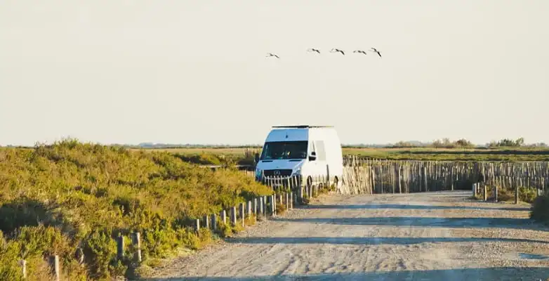 Weißer Campervan in der Camargue in Frankreich
