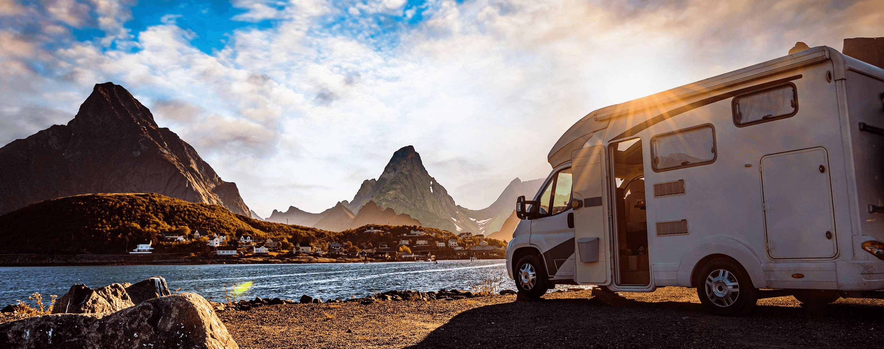integriertes wohnmobil am see mit hügeln