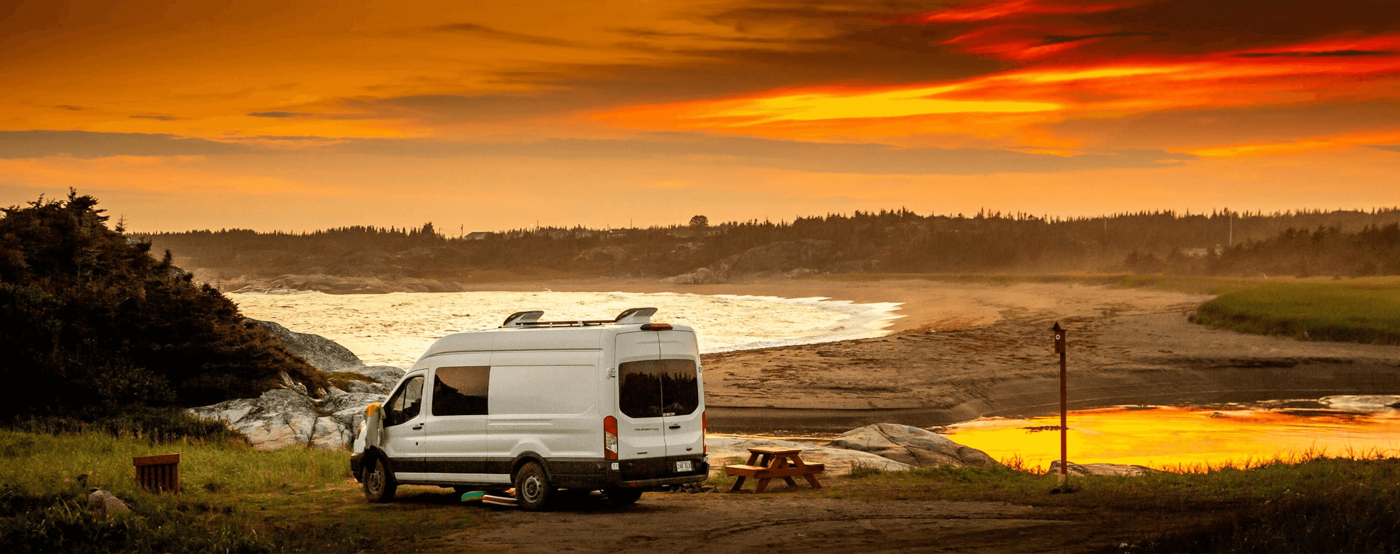 Campervan in der Dämmerung nahe Quebec, Kanada