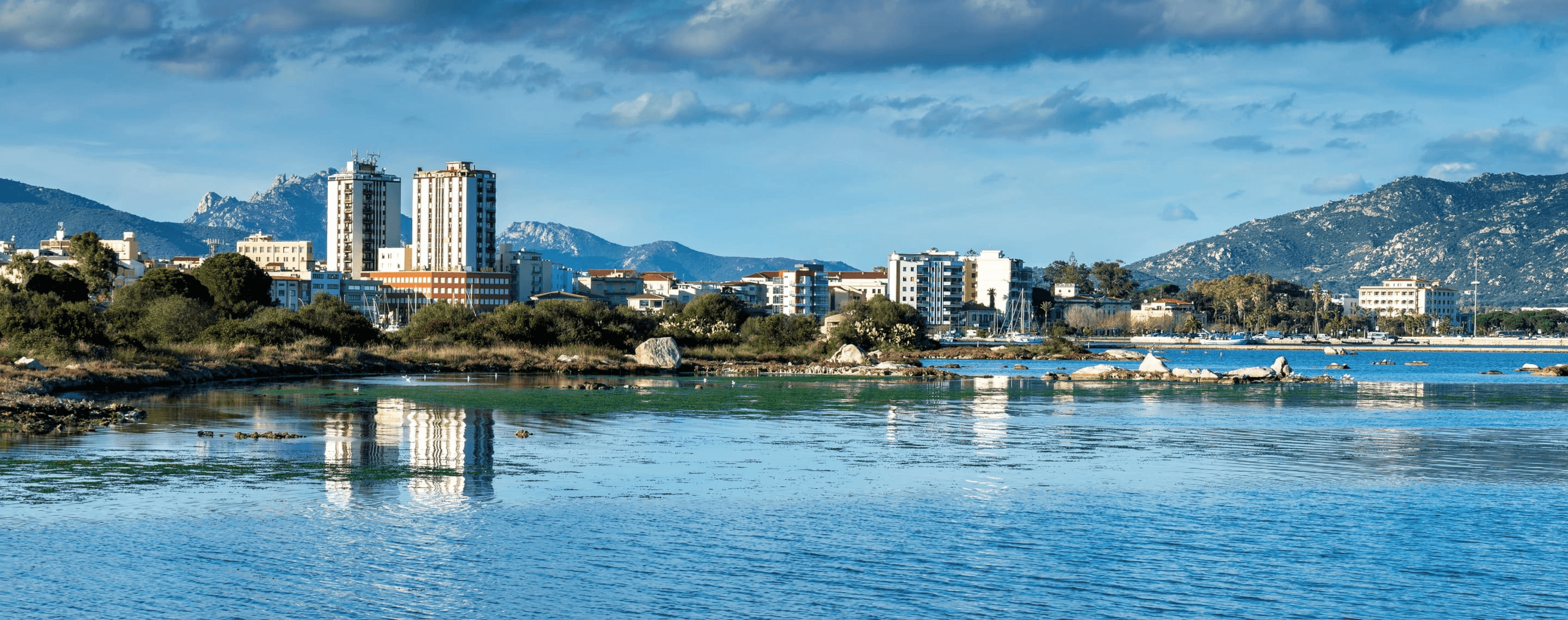 Blick auf die Küste von Olbia auf Sardinien, Italien