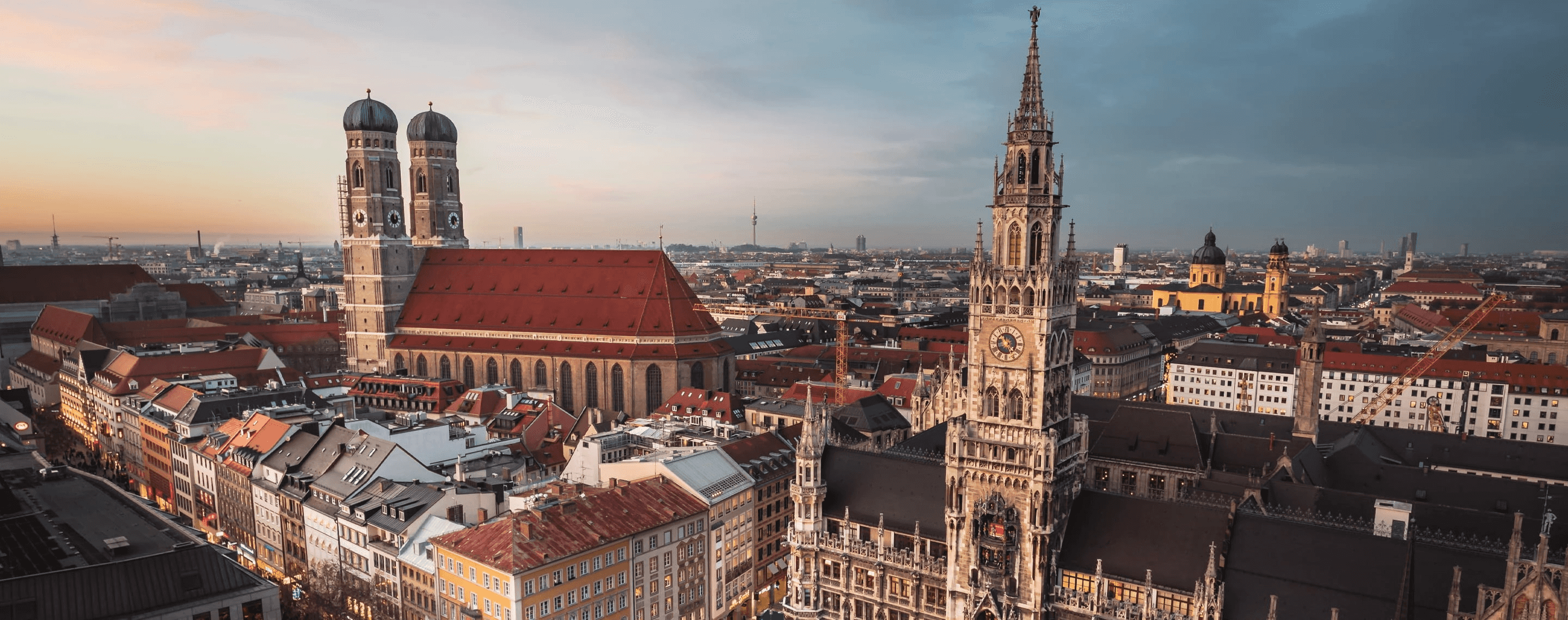 Panorama Altstadt von München mit Neuem Rathaus und Frauenkirche