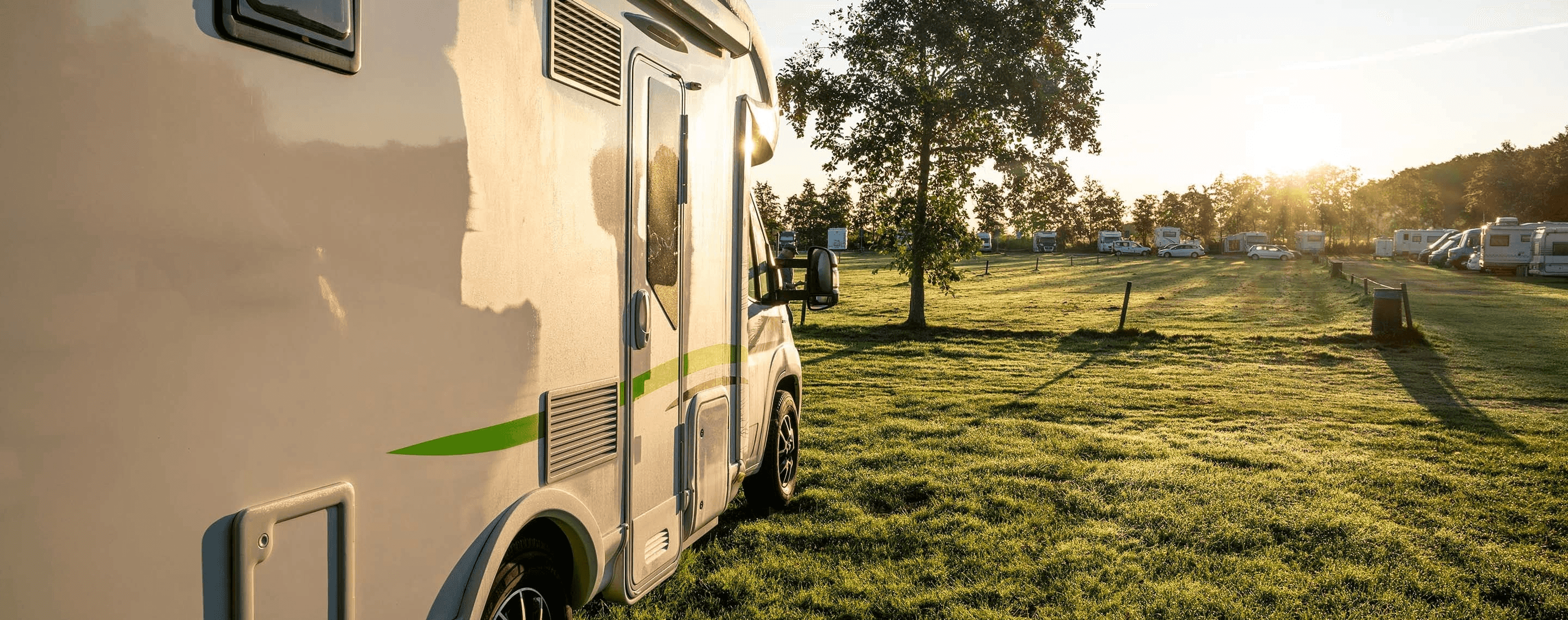 camper seitlich mit mogentlichem sonnenschein