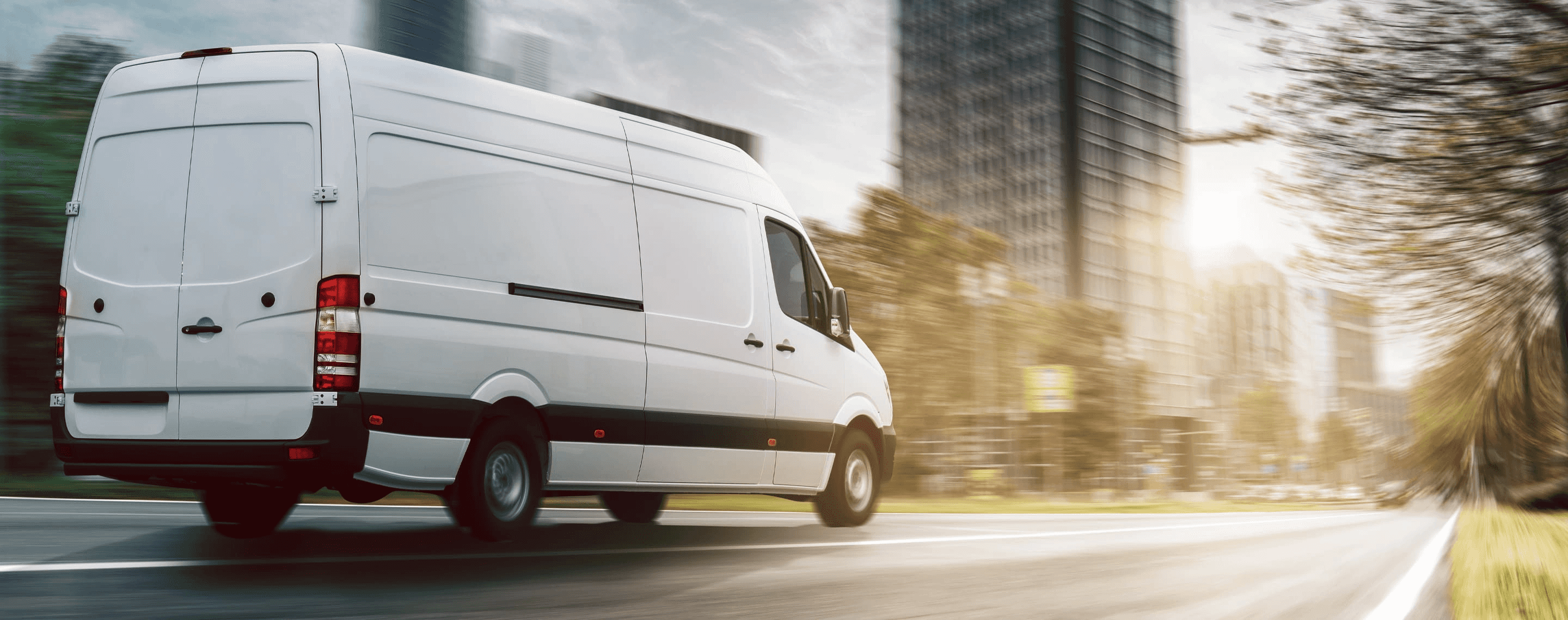 Weißer Transporter in der Stadt