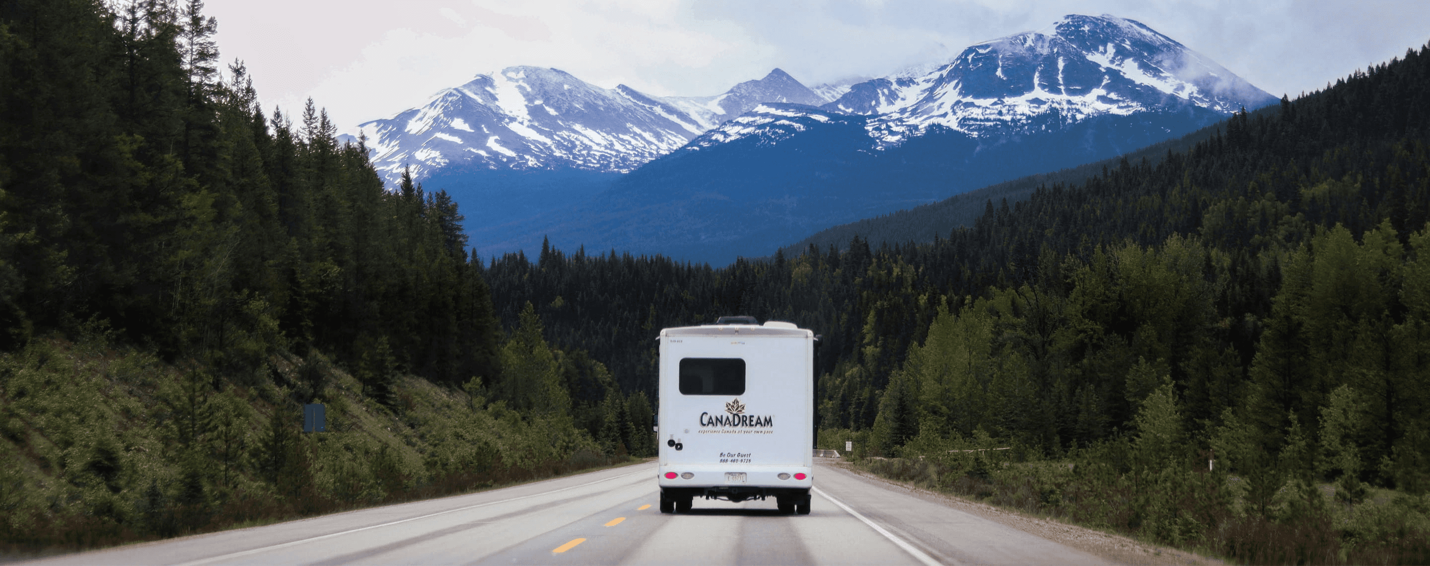 Wohnmobil auf Straße mit Bergpanorama in Kanada