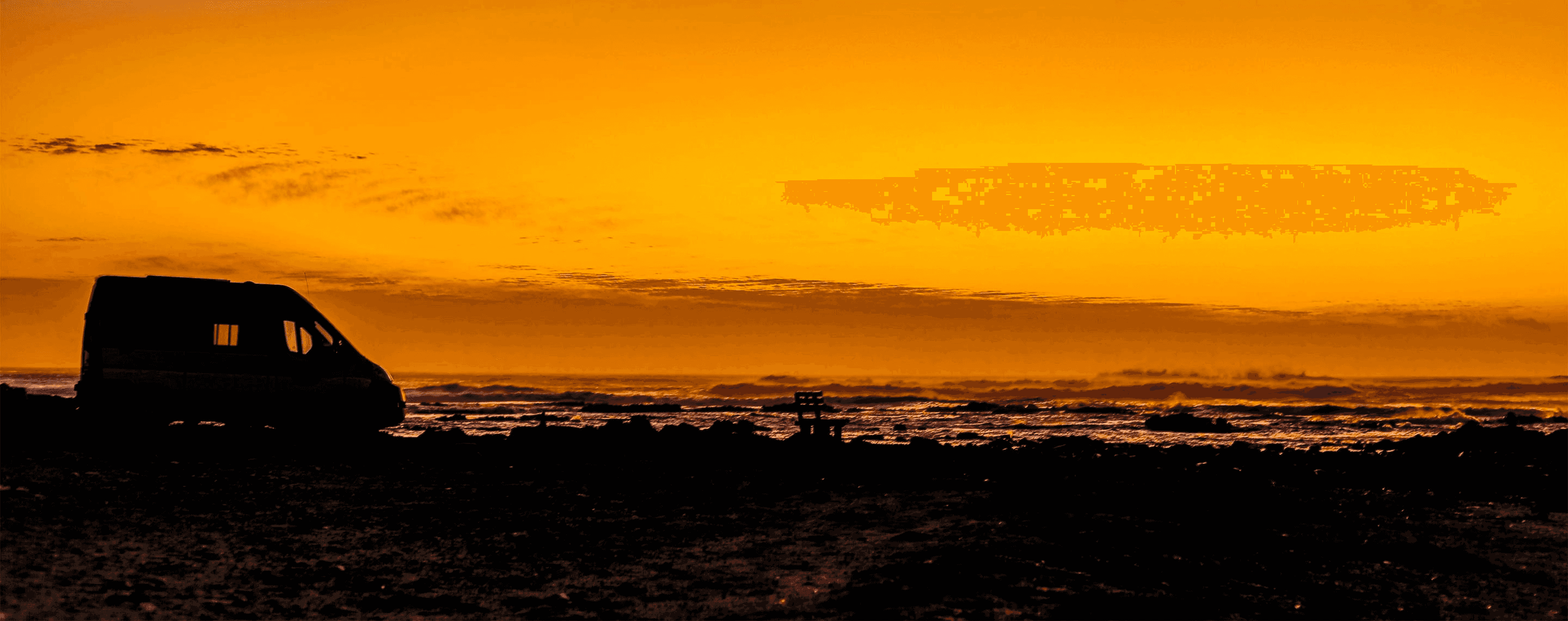 Campervan im Sonnenuntergang an der Küste in Südafrika