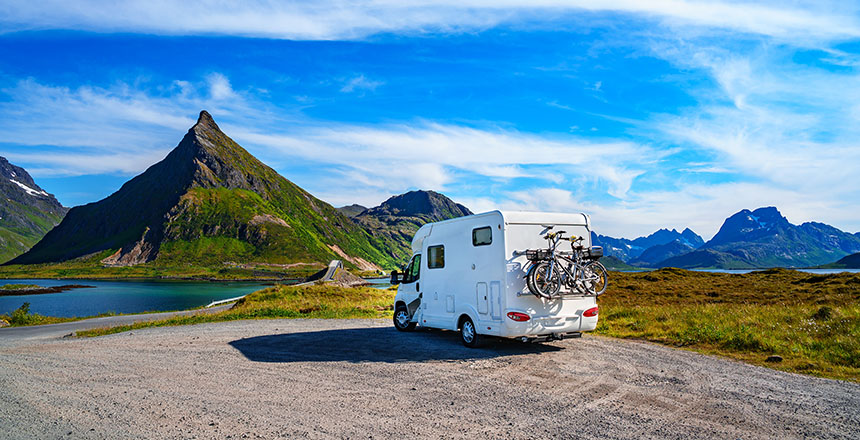 wohnmobiltrip in naturlandschaft norwegen