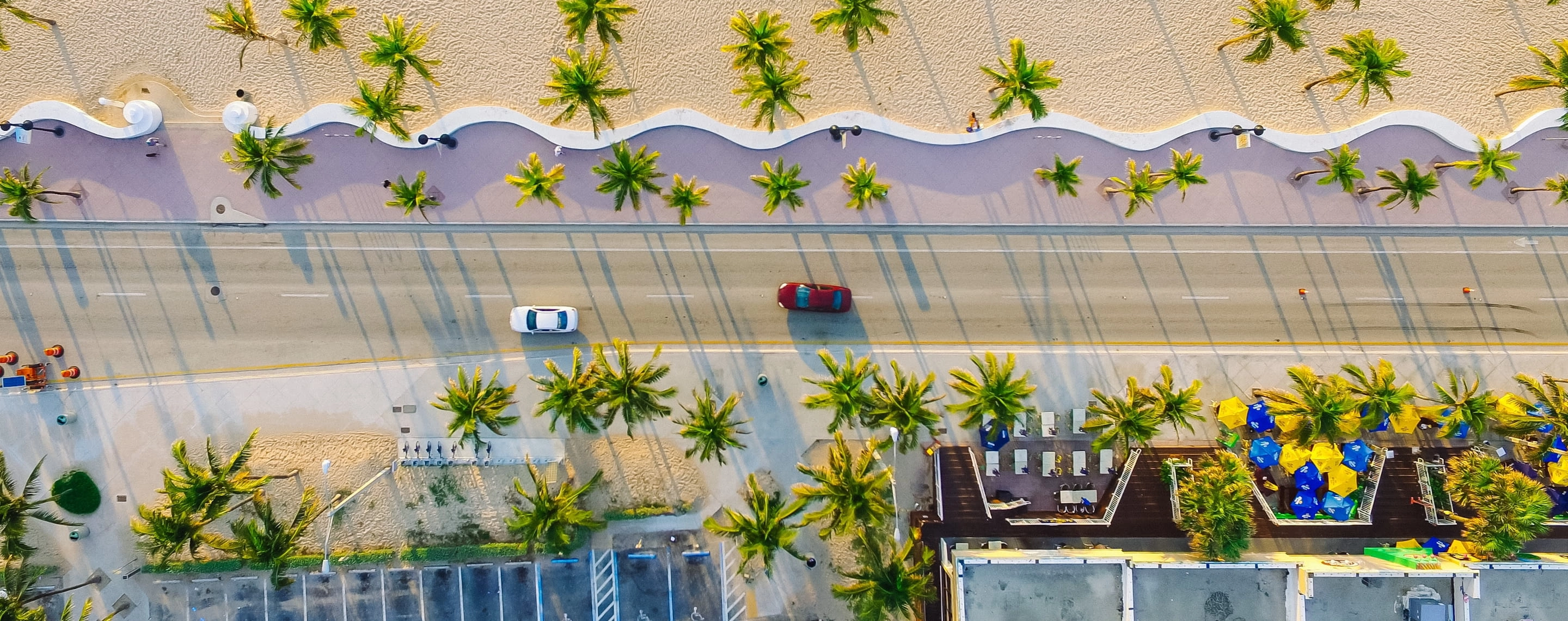 Autos fahren auf Straße an Strandpromenade in Miami, Florida