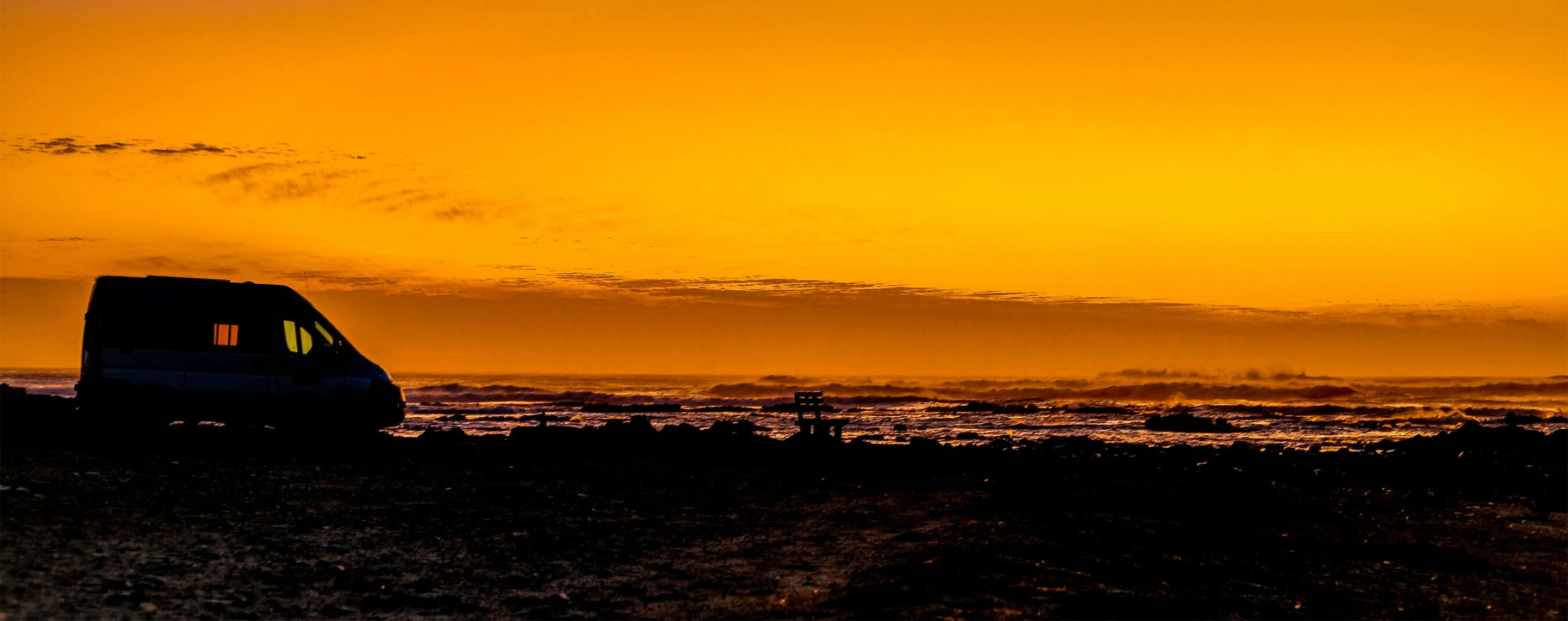Campervan im Sonnenuntergang an der Küste in Südafrika