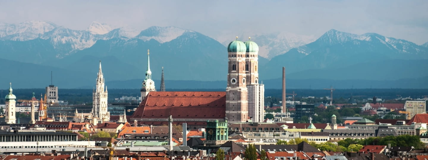 münchen stadt panorama, frauenkirche, mit blick auf die alpen