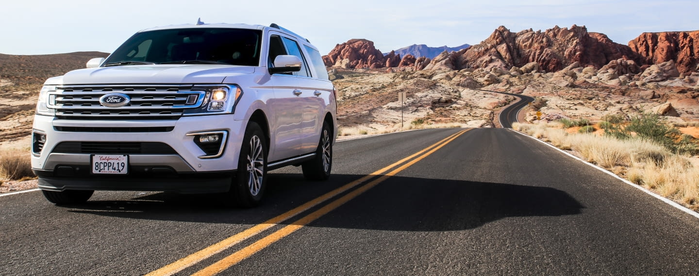 Mietwagen auf Straße im Valley of Fire in den USA