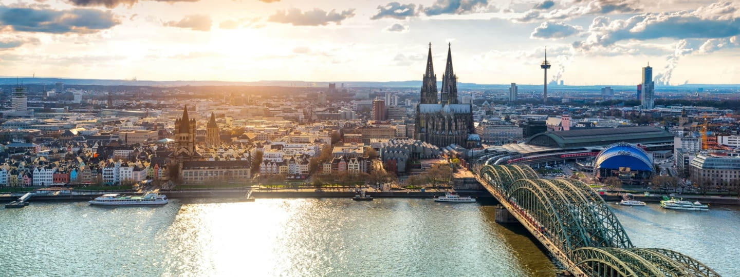 adac autovermietung koeln stadt panorama fotolia 107786845