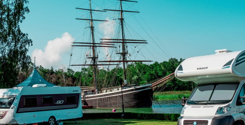 Wohnmobile mit Schiff im Hintergrund in Hanko, Finnland