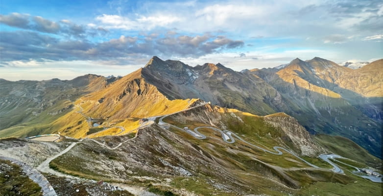 Blick auf die Großglockner Hochalpenstraße im Morgenlicht