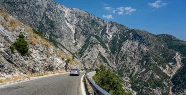 Auto auf dem Ilogara-pass in Albanien