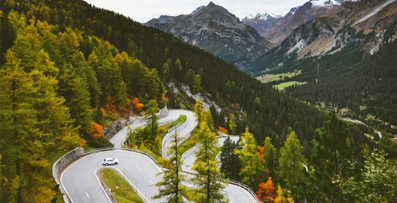 Auto auf Serpentinen des Malojapass in der Schweiz