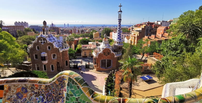 Park Güell in Barcelona, Spanien, mit Aussicht über die Stadt