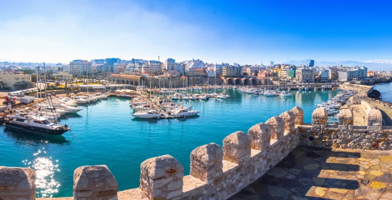 Boote und Hafenmauer in Heraklion auf der griechischen Insel Kreta